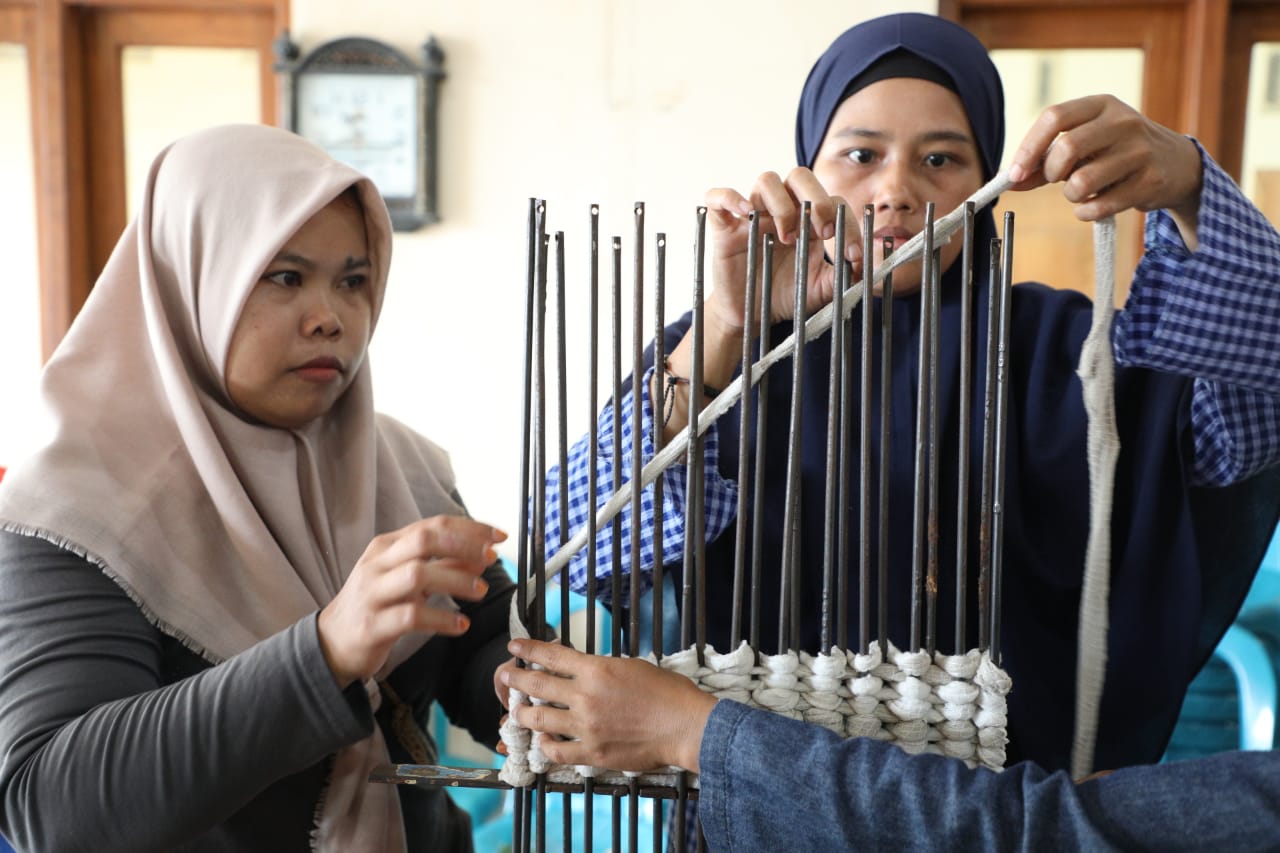 Dinas Komunikasi dan Informatika (Diskominfo) Provinsi Jawa Tengah menggelar pelatihan pembuatan keset kain perca bagi ibu rumah tangga, di Desa Plosokerep Kecamatan Karamgmalang, Selasa (23/4/2024)
