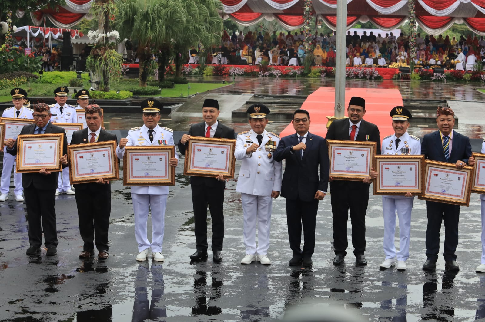 Pemkot Surabaya menerima dua penghargaan sekaligus pada saat Upacara peringatan Hari Otonomi Daerah (Otoda) ke XXVIII yang digelar di Taman Surya, halaman Balai Kota Surabaya, Kamis (25/4/2024)
