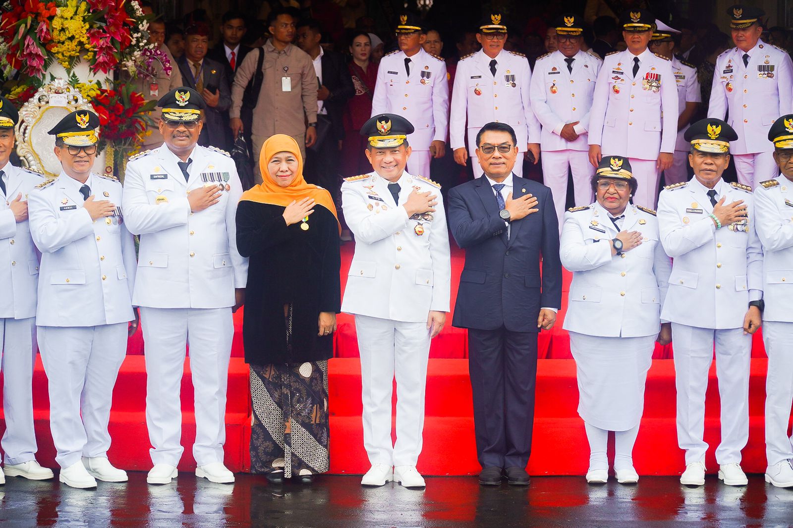 Gubernur Jawa Timur periode 2019-2024 Khofifah Indar Parawansa menerima penganugerahan tanda kehormatan Satyalancana Karya Bhakti Praja Nugraha dari Presiden RI