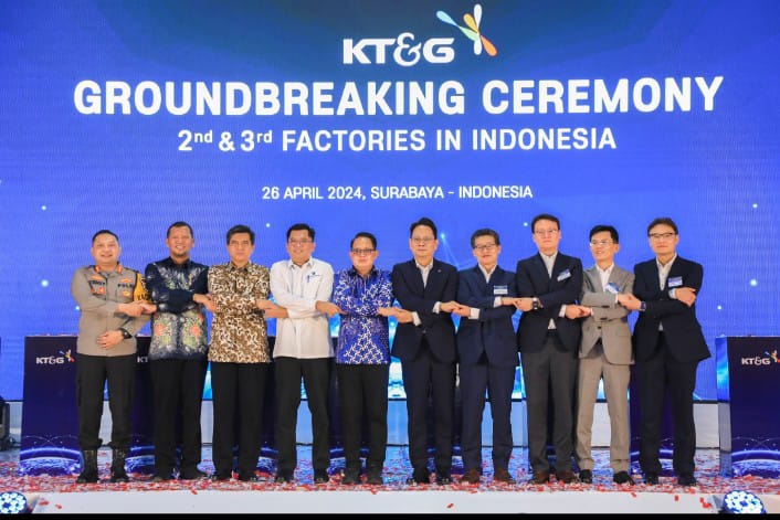Pj Gubernur Jawa Timur Adhy Karyono melakukan ground breaking pembangunan pabrik ke 2 dan 3 Korea Tomorrow & Global melalui anak perusahaannya yakni PT Tri Sakti Purwosari Makmur di kawasan Pasuruan Industri Estate Rembang , Jumat (26/4).