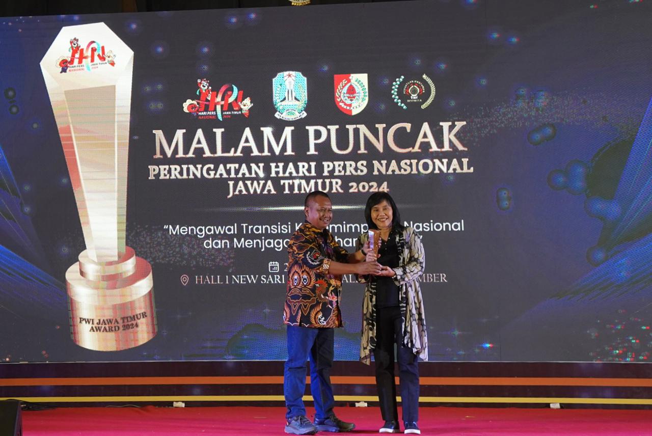SEVP Network & Services bankjatim Revi Adiana Silawati, mewakili Megawati Hangestri menerima penghargaan dari Ketua PWI Jawa Timur Lutfil Hakim 