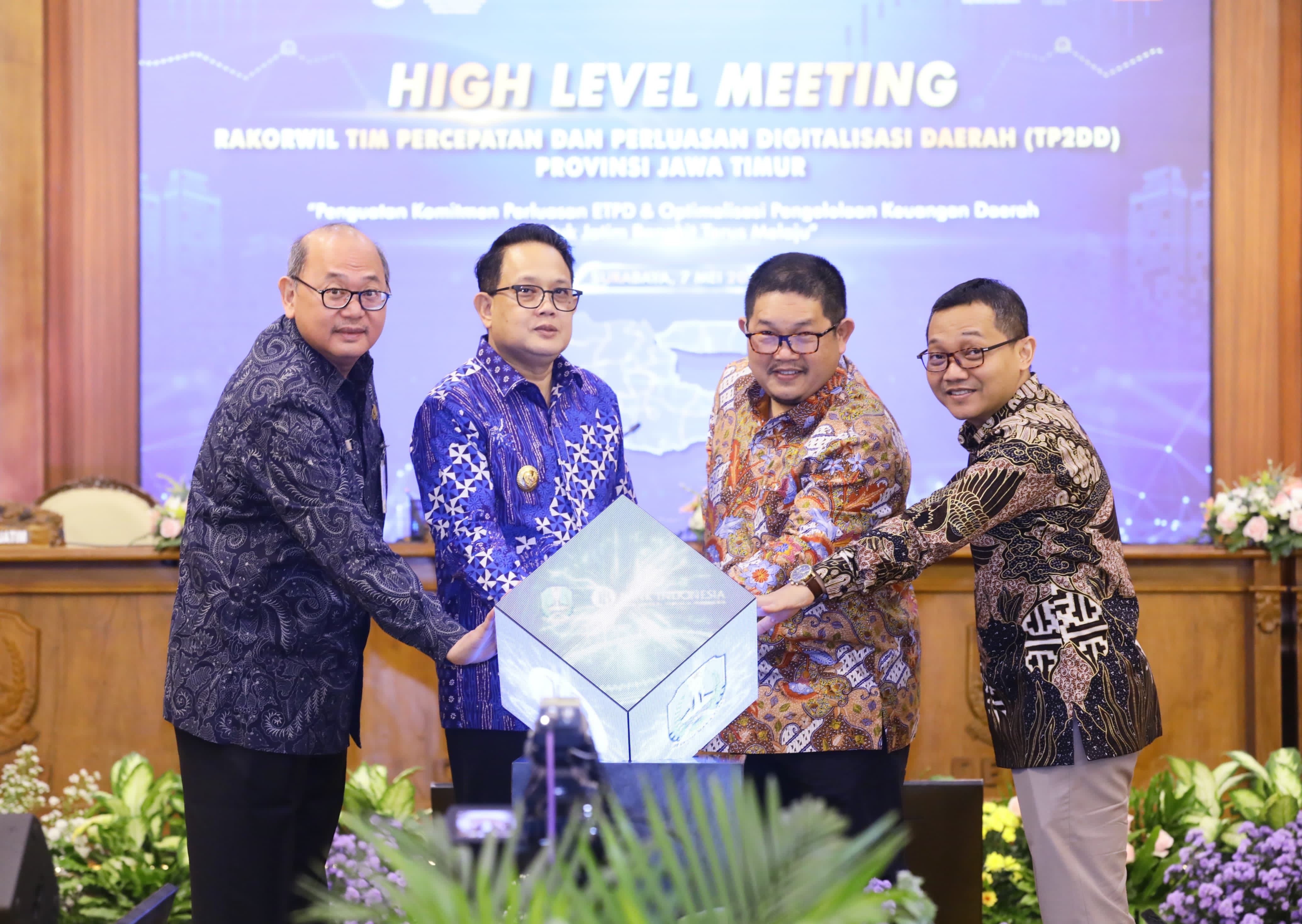 Pj Gubernur Jawa Timur Adhy Karyono saat memimpin High Level Meeting (HLM) Rakorwil Tim Percepatan dan Perluasan Digitalisasi Daerah (TP2DD) di Gedung Negara Grahadi, Selasa (7/5/2024).