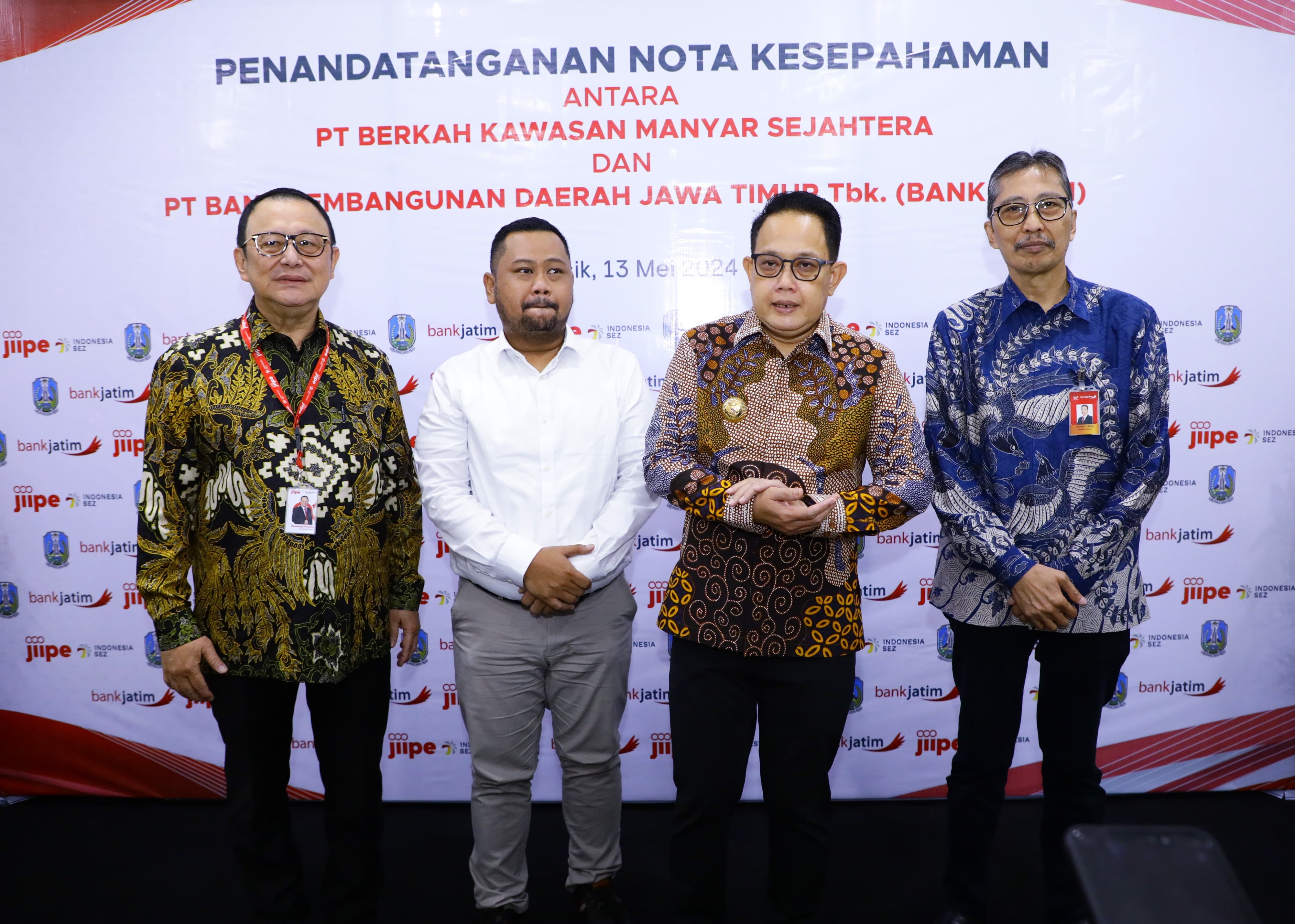 Bank Jatim resmi melakukan penandatanganan MoU dengan PT. Berkah Kawasan Manyar Sejahtera (BKMS) di Gedung Java Integrated Industrial and Ports Estate (JIIPE) Gresik, Senin (13/5).