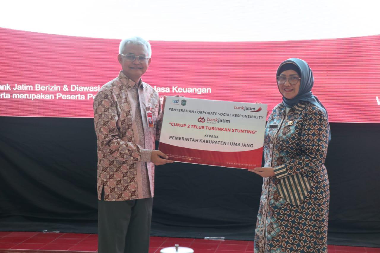 PT Bank Pembangunan Daerah Jawa Timur Tbk (bankjatim) secara resmi telah menyerahkan bantuan Corporate Social Responsibility (CSR) kepada Pemerintah Kabupaten Lumajang pada hari Senin (14/5). 