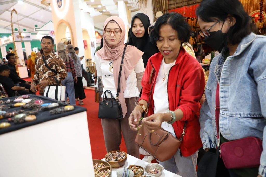 Pameran produk kriya dan wastra Dekranas Ekspo 2024 di Pamedan, Pura Mangkunegaran, diminati konsumen seantero negeri