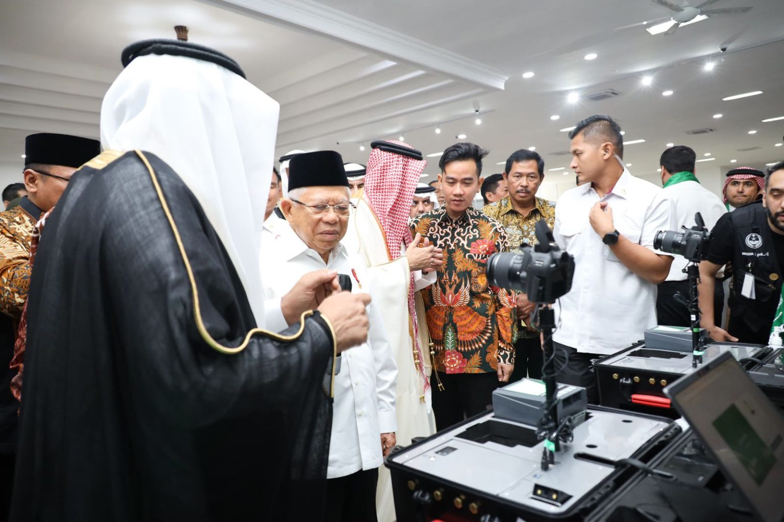 Wakil Presiden RI, Ma’ruf Amin, memimpin peninjauan terhadap layanan Fast Track “Thariq Makkah” atau Mecca Route, yang diterapkan pada pelaksanaan ibadah haji 2024  di Embarkasi Bandara Adi Soemarmo pada Jumat (31/5/2024).