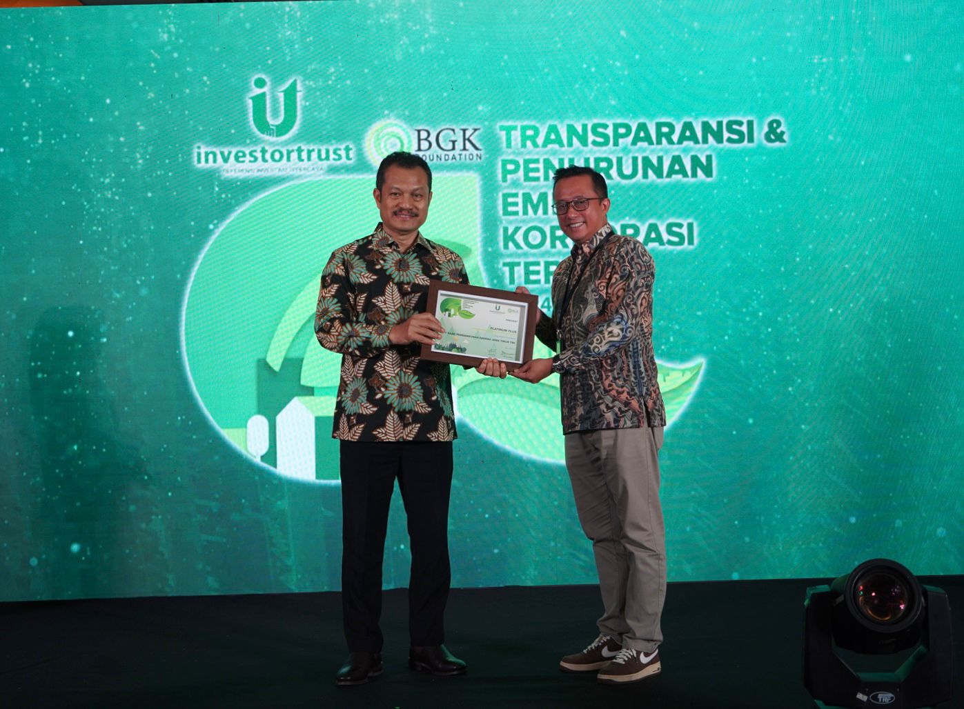 PT Bank Pembangungan Daerah Jawa Timur (bankjatim) sukses meraih penghargaan dari Investortrust.id dan Bumi Global Karbon (BGK) Foundation pada Rabu malam (29/5)
