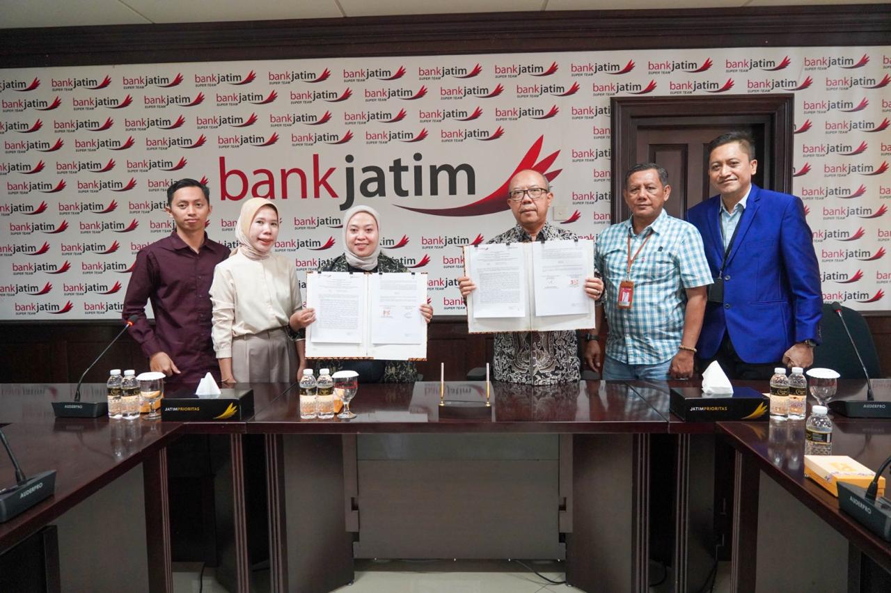 Perjanjian diteken oleh Direktur Mikro, Ritel, dan Menengah bankjatim R. Arief Wicaksono dan Direktur PT Ladang Karya Husada Nur Hidayati pada hari Jumat (31/5) di Kantor Pusat bankjatim.