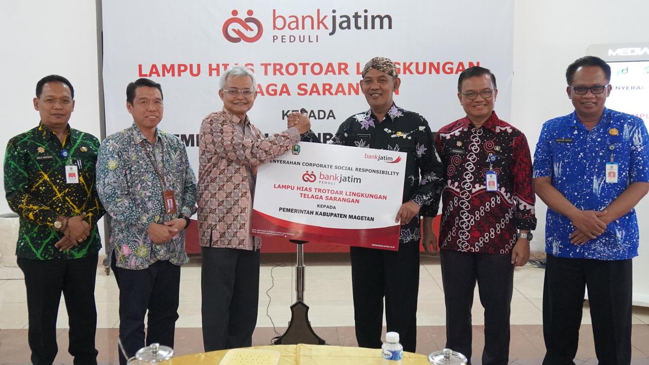 Penyerahan CSR dilakukan secara simbolis oleh Direktur IT & Digital bankjatim Zulhelfi Abidin kepada Pj. Bupati Magetan Hergunadi di Pendopo Suryagraha Kabupaten Magetan. 