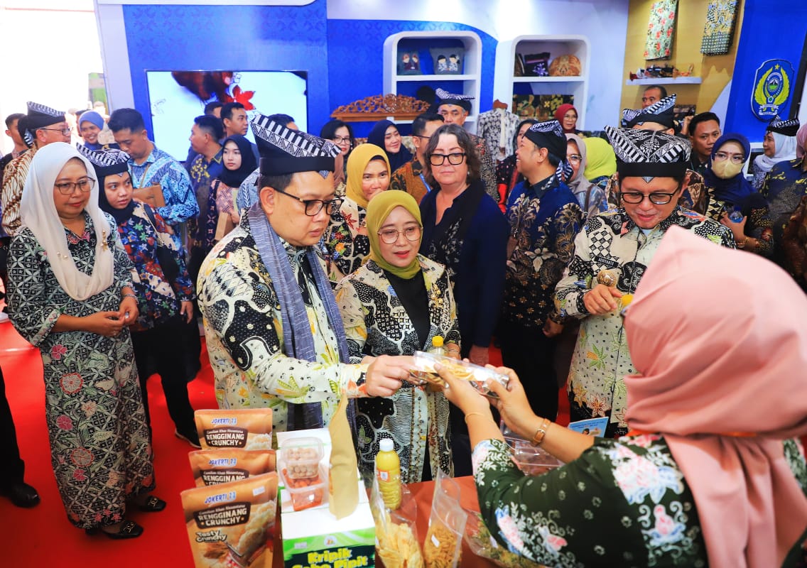 Penjabat (Pj) Gubernur Jawa Timur, Adhy Karyono, saat meninjau gelaran Pekan Batik Daerah Budaya Bangsa di Alun-Alun Kabupaten Bojonegoro pada Rabu (5/6).