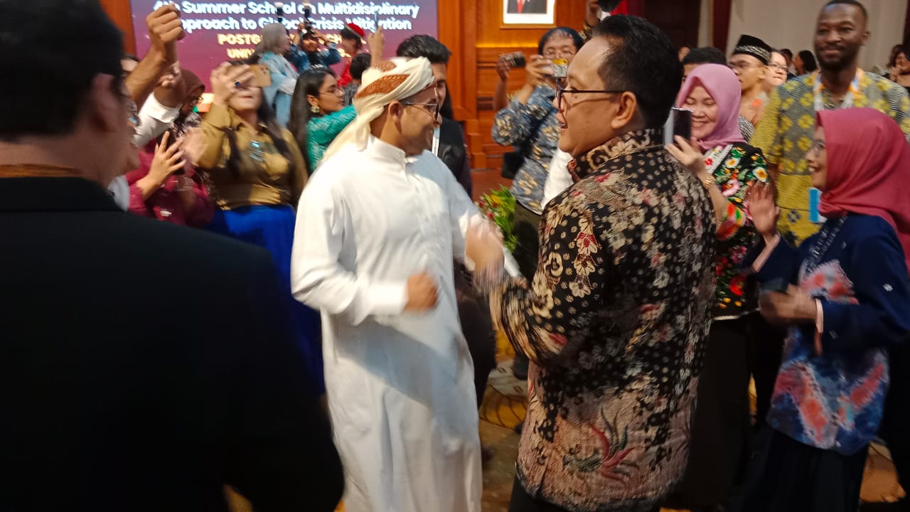 Adhy Karyono menyambut hangat para peserta The 4th Summer School dari 19 negara dalam jamuan makan malam (gala dinner) di Gedung Negara Grahadi Surabaya, Jumat (07/06) 