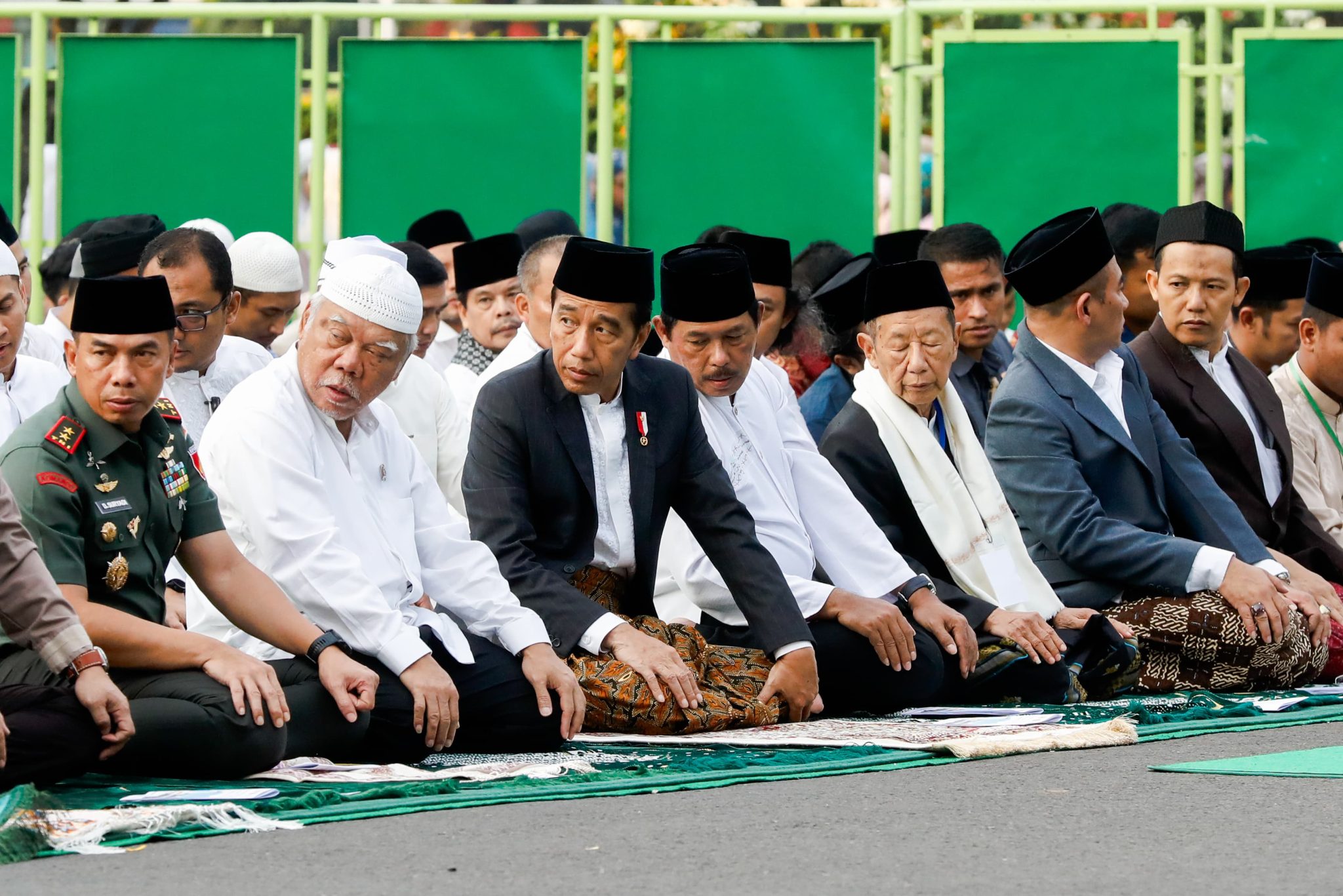 Penjabat (Pj) Gubernur Jawa Tengah, Nana Sudjana, menunaikan salat Iduladha bersama Presiden RI Joko Widodo (Jokowi) di kawasan Simpanglima, Kota Semarang, Senin (17/6/2024).