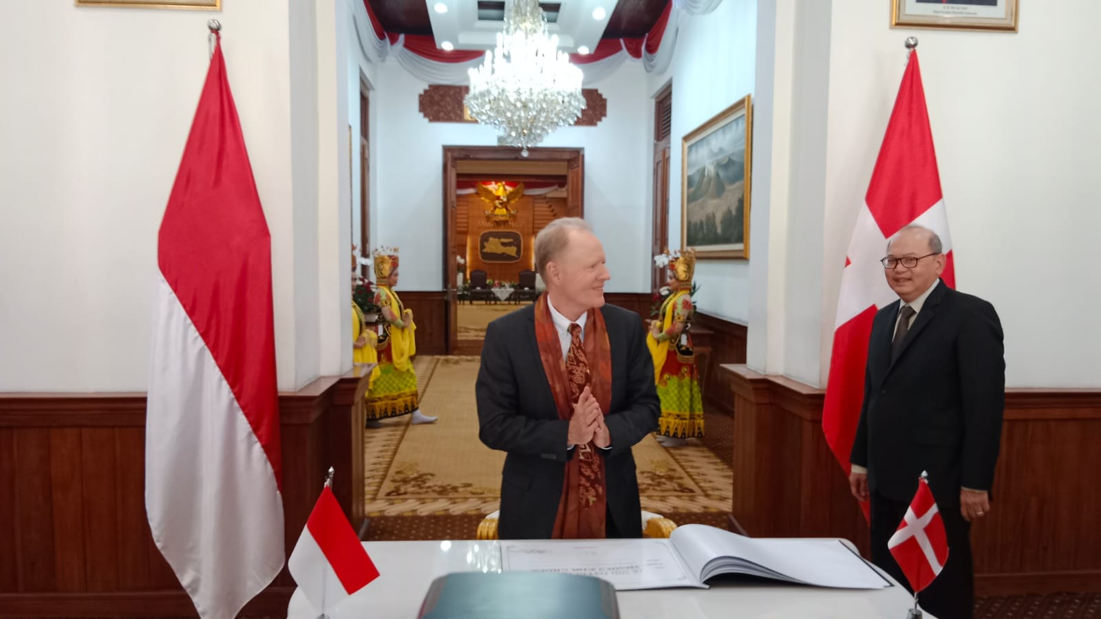 Pj.Sekretaris Daerah Provinsi Jawa Timur, Bobby Soemiarsono, menerima kunjungan Duta Besar Denmark untuk Indonesia, Sten Frimodt Nielsen, di Gedung Negara Grahadi Surabaya pada Kamis (20/6)
