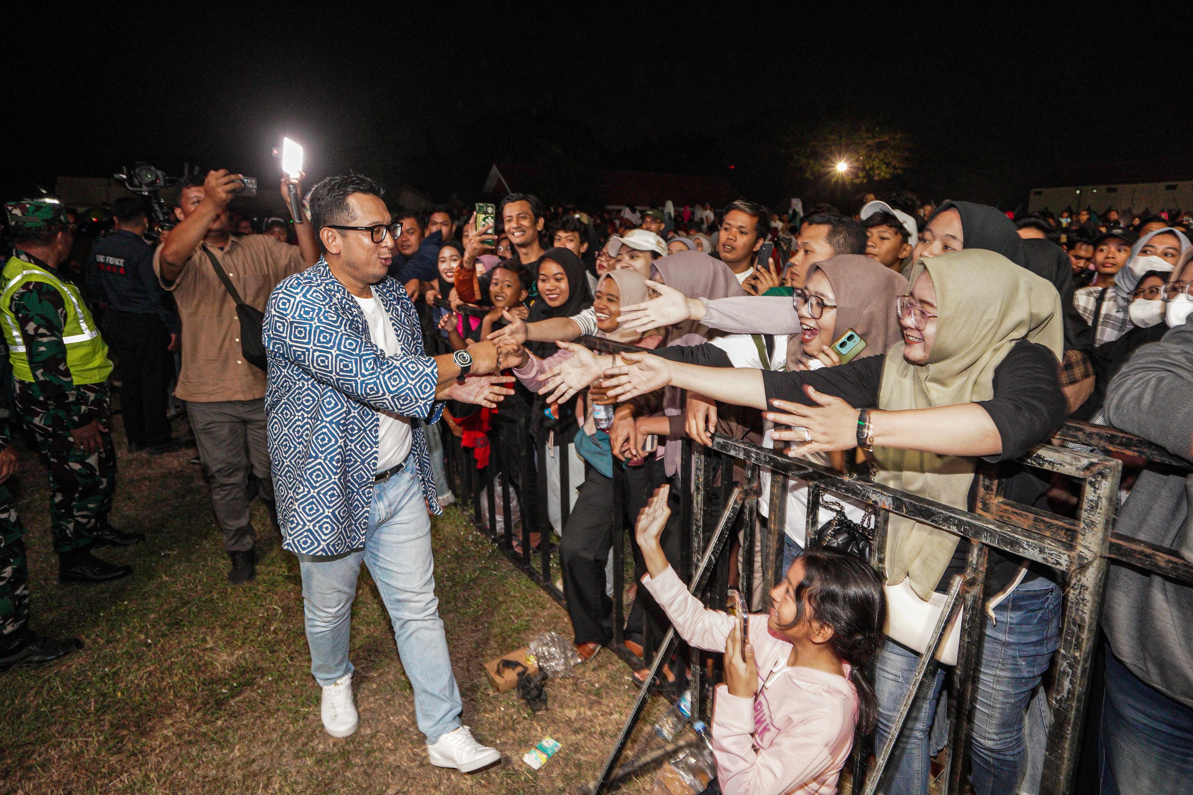 Puluhan ribu masyarakat tumpah ruah meramaikan Pesta Rakyat Hari Jadi ke-106 Kota Mojokerto di Lapangan Raden Wijaya, Surodinawan, Jumat (22/6) malam.