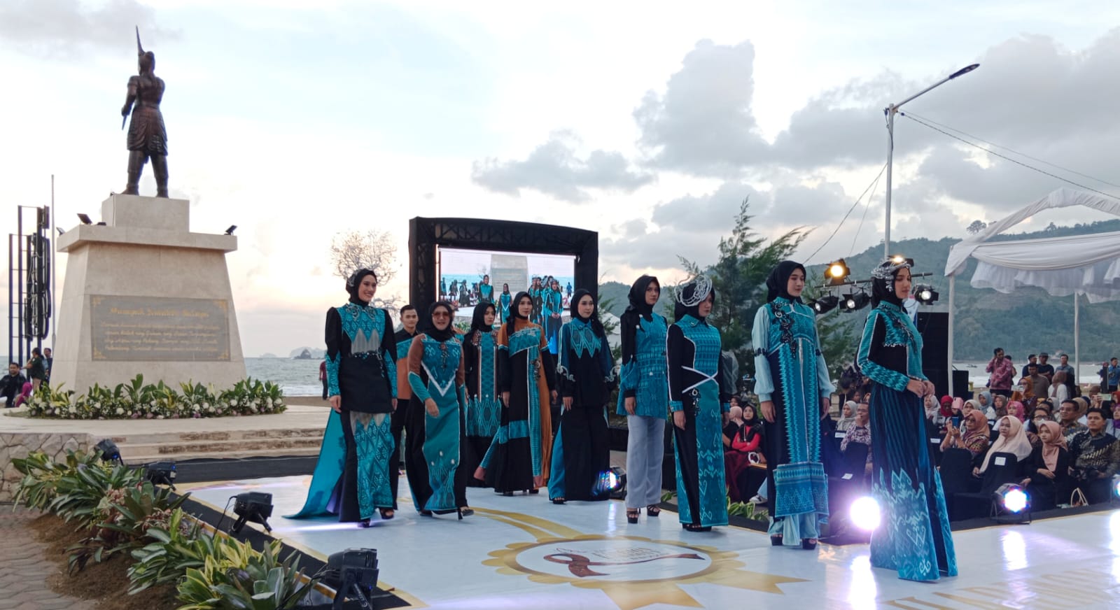 East Java Fashion Harmony IV 2024 yang digelar di Pantai Midodaren, Tulungagung, Sabtu (22/6). 