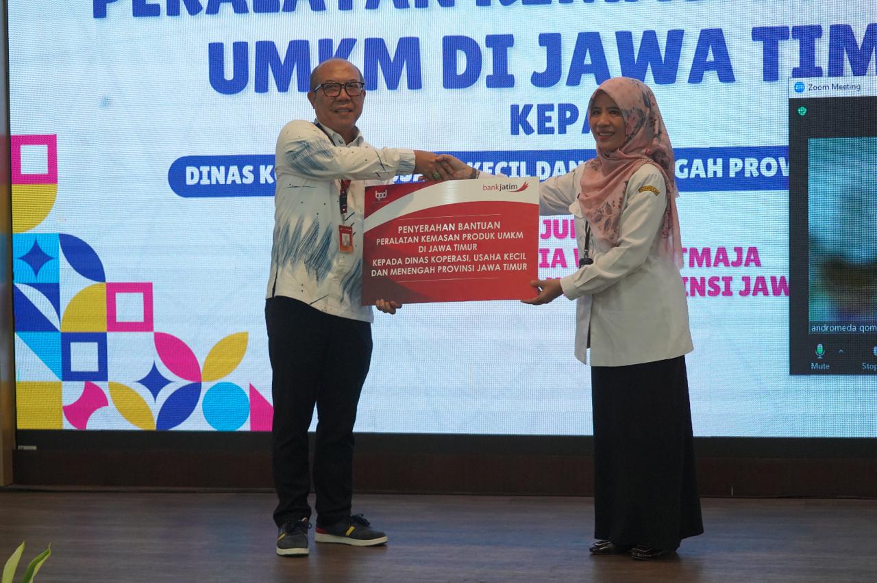 bankjatim secara resmi telah memberikan peralatan kemasan produk UMKM kepada Dinas Koperasi, Usaha Kecil, dan Menengah Provinsi Jawa Timur pada hari Rabu (19/6).