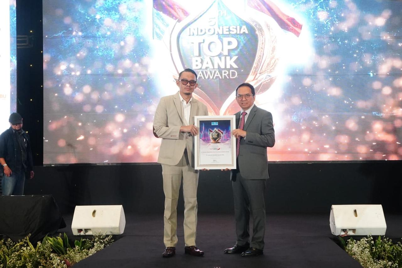 Founder & CEO The Iconomics Bram S. Putro menyerahkan penghargaan kepada Direktur Keuangan, Treasury & Global Services bankjatim Edi Masrianto pada hari Kamis (20/6).