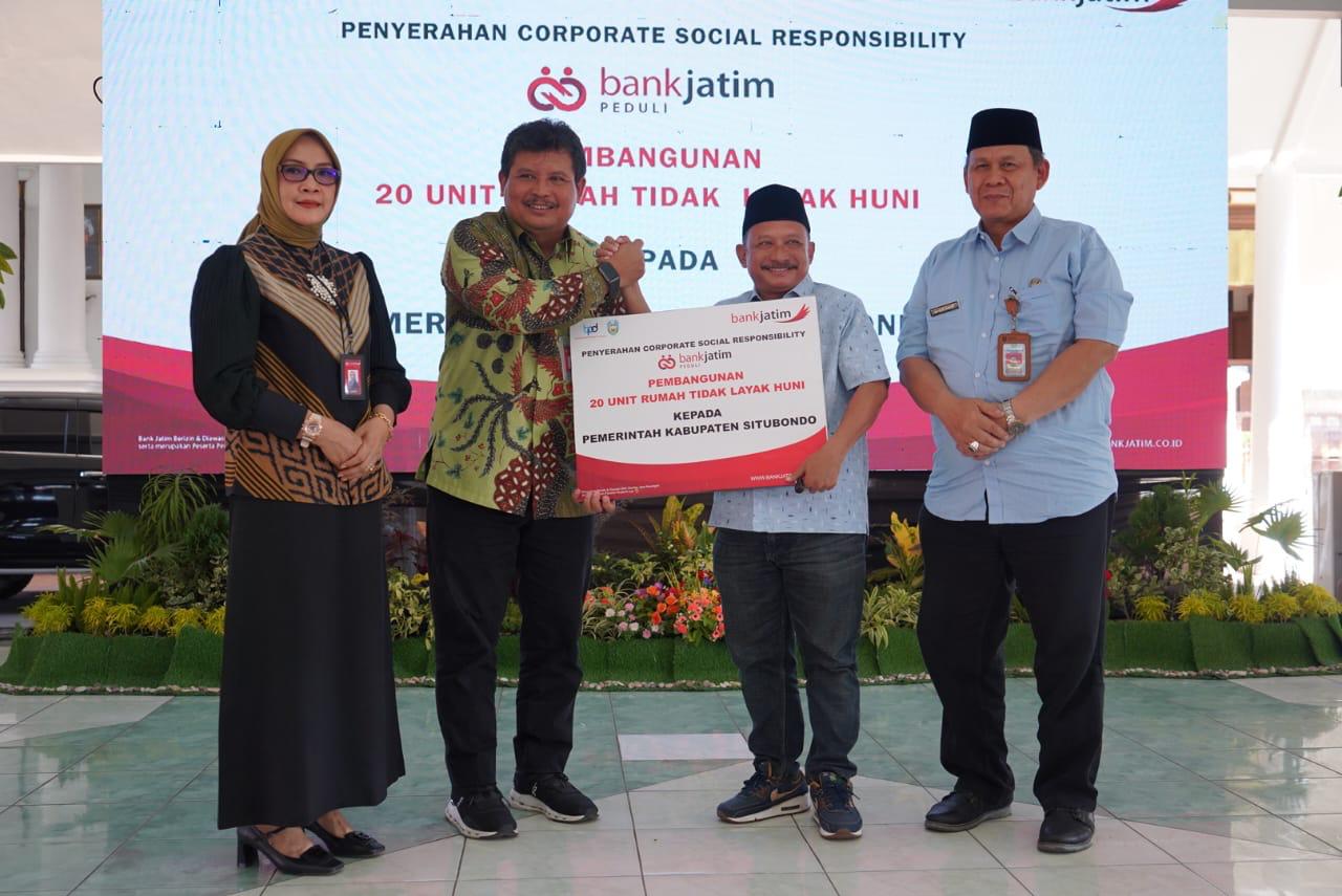 SEVP Korporasi, Sindikasi, dan Kelembagaan bankjatim Koerniawan Prijambodo secara simbolis menyerahkan CSR kepada Bupati Situbondo Karna Suswandi hari Jumat (21/6).
