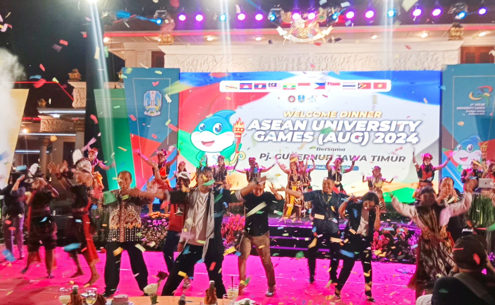 Pj. Gubernur Jawa Timur mengundang perwakilan dari 11 negara Asia Tenggara yang berpartisipasi dalam ASEAN University Games (AUG) 2024 untuk acara Welcome Dinner di halaman Gedung Negara Grahadi, Surabaya, Rabu (26/6). 