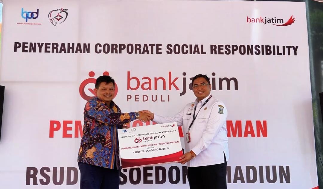 penyerahan CSR dilakukan secara simbolis oleh SEVP Korporasi, Sindikasi & Kelembagaan bankjatim Kurniawan Priambodo kepada Direktur RSUD dr. Soedono Tauhid Islamy pada hari Rabu (26/6).