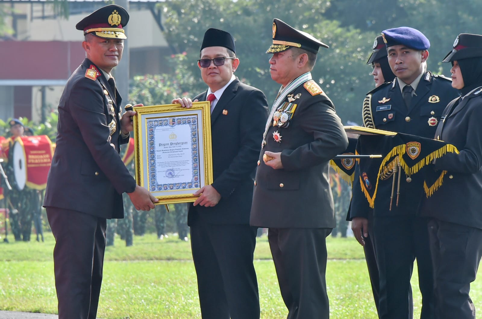 Penjabat (Pj) Gubernur Jawa Timur, Adhy Karyono, telah menerima penghargaan dari Kepala Kepolisian Negara Republik Indonesia