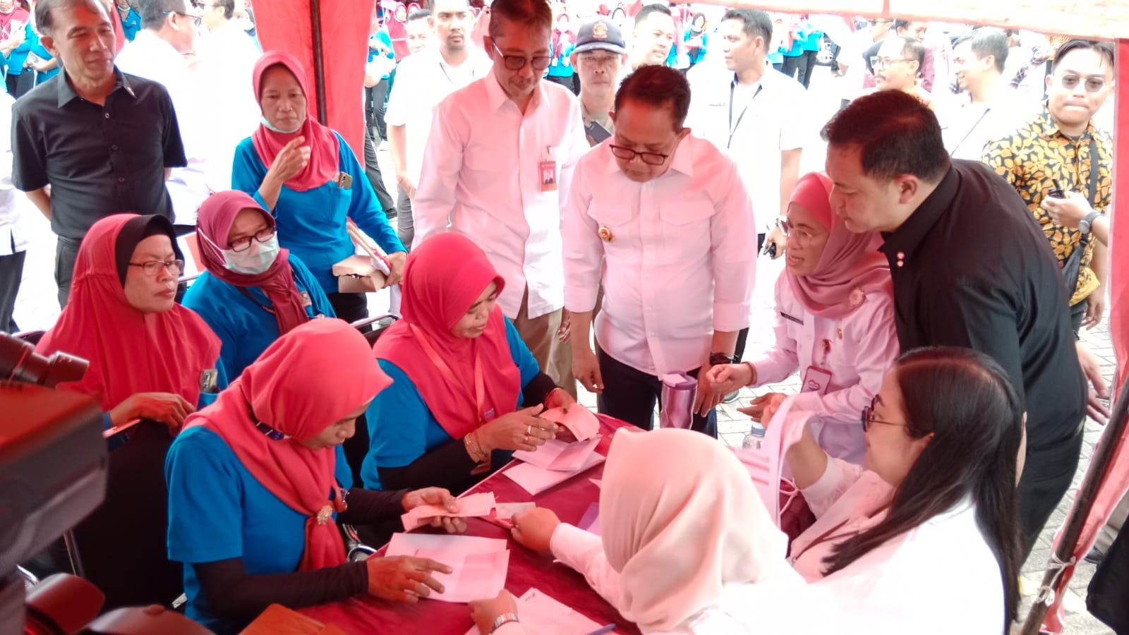 Pj. Gubernur Jawa Timur Salurkan BLT DBHCHT untuk Ribuan Buruh Pabrik Rokok