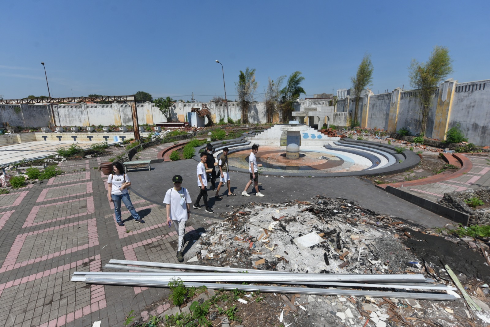 Dinas Perumahan Rakyat dan Kawasan Permukiman, Cipta Karya, dan Tata Ruang (DPRKPCKTR) menggelar survei lapangan untuk sayembara Desain Kawasan Eks Taman Hiburan Rakyat (THR) dan Taman Remaja Surabaya (TRS). 
