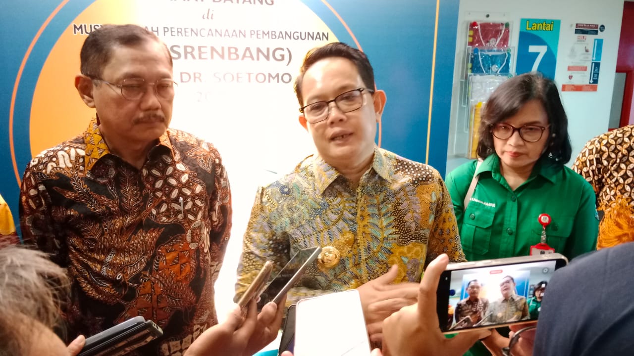 Penjabat Gubernur Jawa Timur, Adhy Karyono, Direktur RSUD Dr. Soetomo, Prof. Cita Rosita Sigit Prakoeswa dan Dekan Fakultas Kedokteran UNAIR, Prof. Budi Santoso saat memberikan keterangan pers