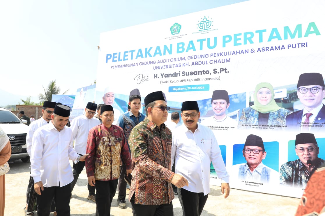 Adhy Karyono saat melakukan ground breaking pembangunan gedung perkuliahan, auditorium, dan asrama putri di kompleks UKHAC, Jalan Raya Tirtowening No. 17, Desa Bendunganjati, Kecamatan Pacet, Kabupaten Mojokerto, Sabtu (20/7).