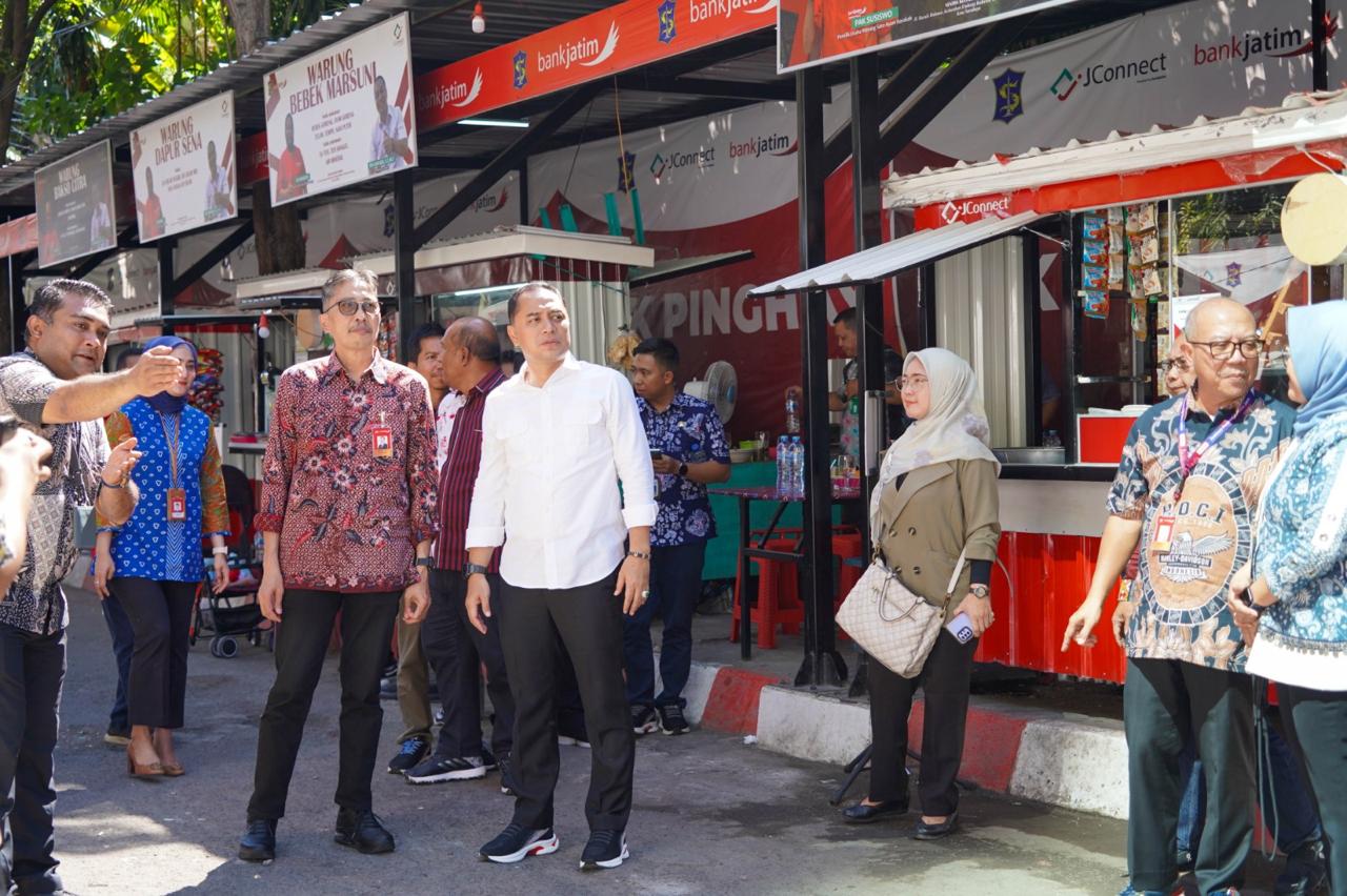 Walikota Surabaya Eri Cahyadi, Direktur Utama bankjatim Busrul Iman saat peresmian Sentra Wisata Kuliner (SWK) Pinghay yang telah direvitalisasi oleh PT Bank Pembangunan Daerah Jawa Timur Tbk (bankjatim) 