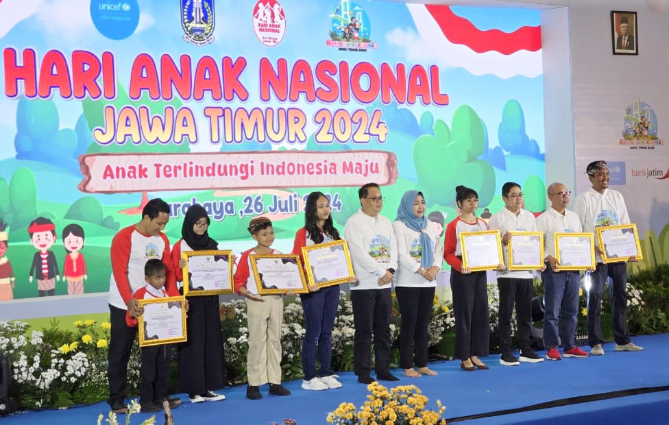 Melalui tagline 'Anak Terlindungi, Indonesia Maju', PJ Gubernur Jawa Timur Adhy Karyono yang langsung memberikan penghargaan kepada stakeholder terkait