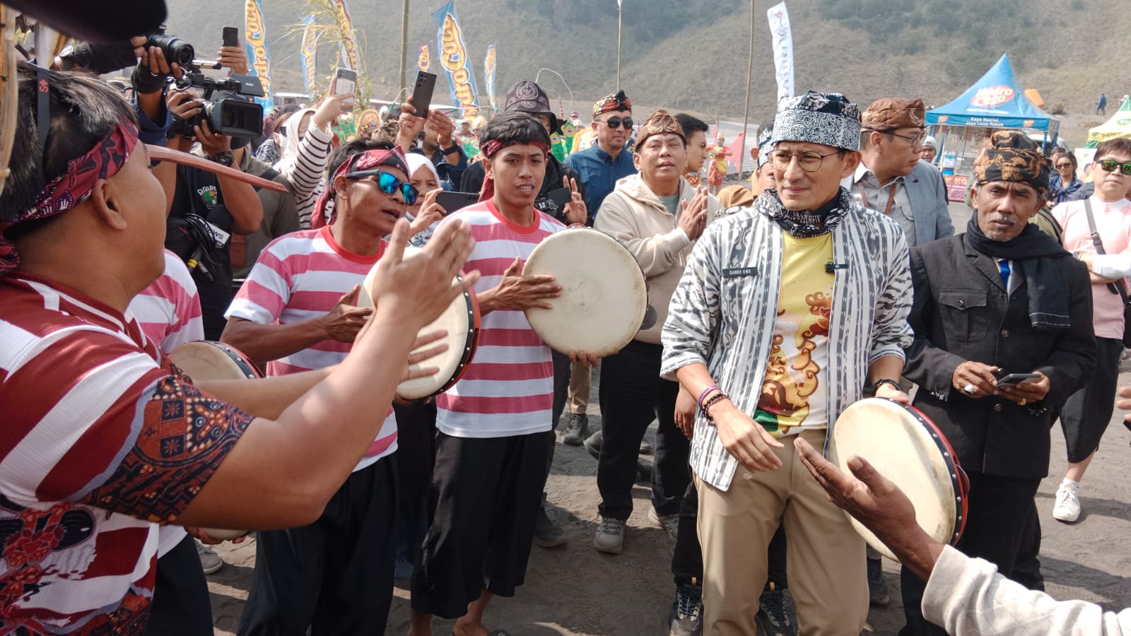 Menparekraf Sandiaga Uno memberikan apresiasi tinggi kepada acara Festival Seni Budaya "Eksotika Bromo" yang digelar di lautan pasir Gunung Bromo, Kabupaten Probolinggo, Sabtu,  (27/7)