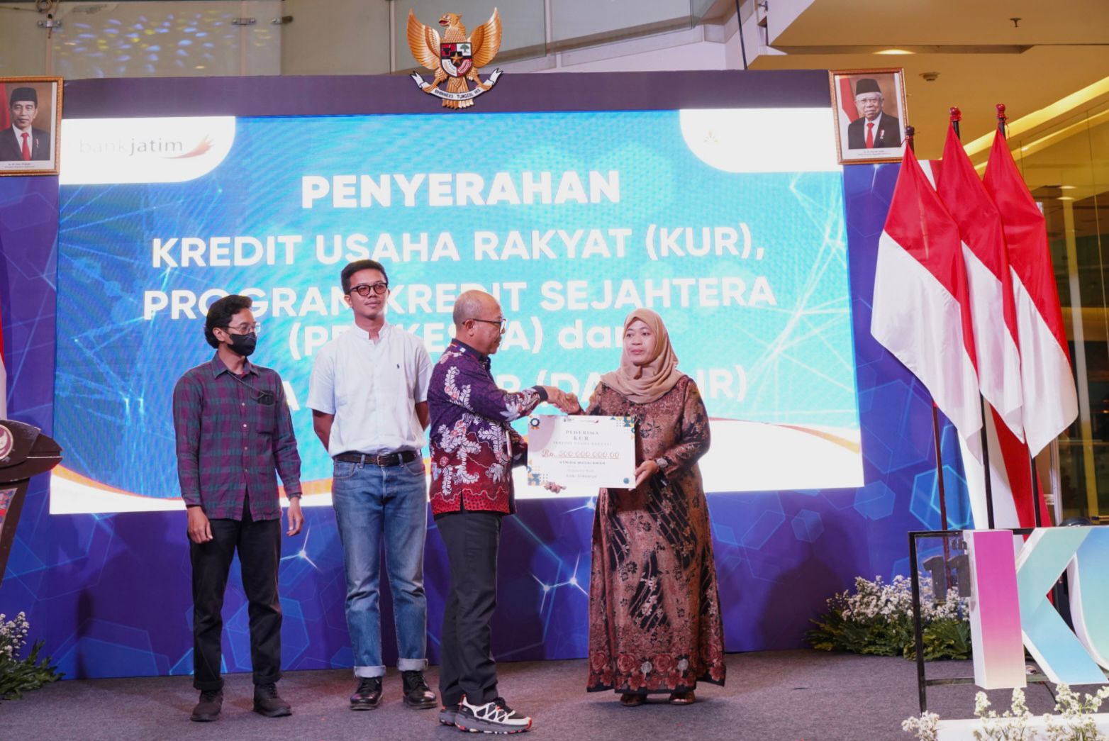 Direktur Mikro, Ritel, dan Menengah bankjatim R. Arief Wicaksono yang secara simbolis menyerahkan KUR sebesar Rp 500 juta kepada nasabah Usnida Musalamah pada hari Rabu (31/7).