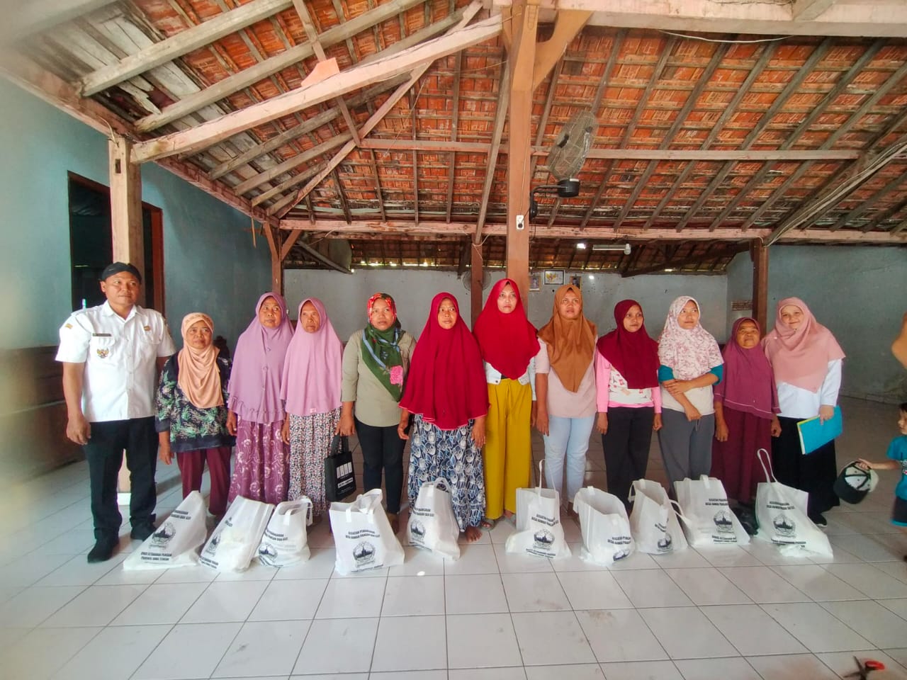 akan ada lima kali distribusi lagi hingga Desember 2024. Setiap RTM menerima bantuan berupa 1 kilogram telur, 1 kilogram daging ayam, 5 kilogram beras medium, dan 8 sachet susu bubuk