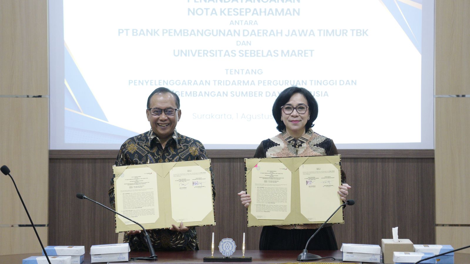Direktur Operasi bankjatim Arif Suhirman dengan Plt. Rektor UNS Chatarina Muliana saat penandatanganan MoU Kerja Sama Penyelenggaraan Tri Dharma Perguruan Tinggi dan Pengembangan SDM