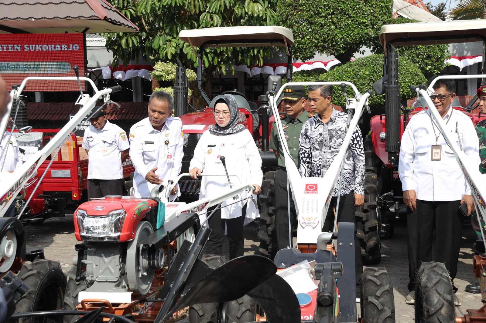 Pemerintah Kabupaten Sukoharjo menggelar Apel Alat dan Mesin Pertanian serta Penyerahan bantuan alat mesin pertanian (alsintan) di Halaman Sekretariat Daerah, Rabu (7/8)