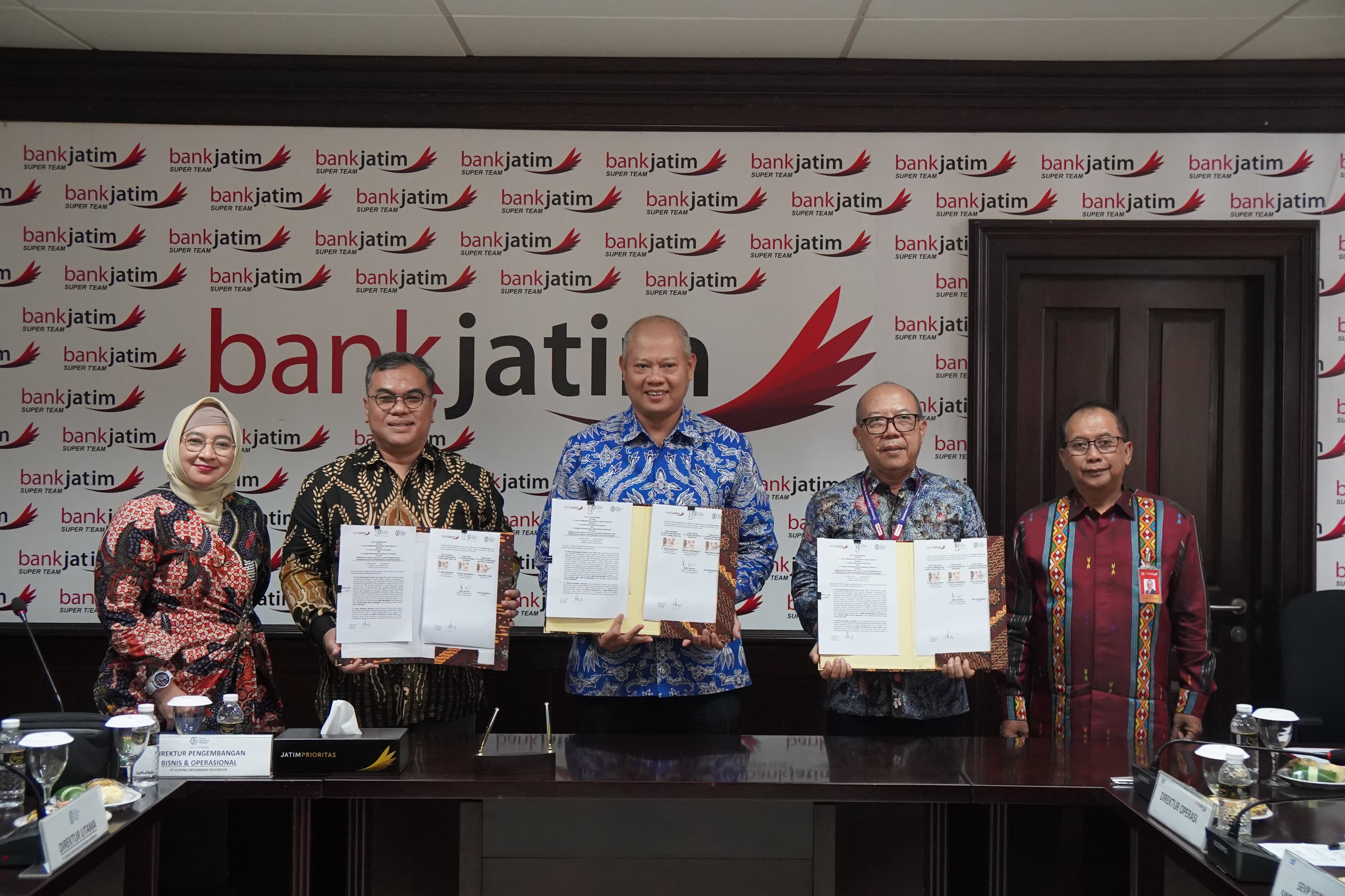 bankjatim melakukan penandatanganan MoU dengan PT Kliring Berjangka Indonesia (Persero) (PT KBI) dan PT Kliring Perdagangan Berjangka Indonesia ,Selasa (6/8).  