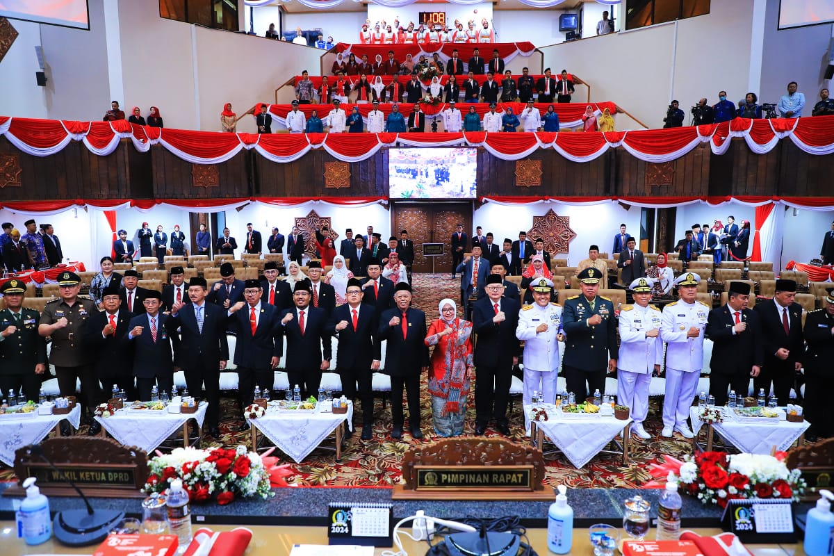 Pj Gubernur Jawa Timur, Adhy Karyono, menghadiri Rapat Paripurna Istimewa dan mendengarkan Pidato Kenegaraan Presiden RI dalam rangka peringatan HUT Kemerdekaan ke-79 Republik Indonesia secara daring di Gedung DPRD Provinsi Jawa Timur pada Jumat (16/8).