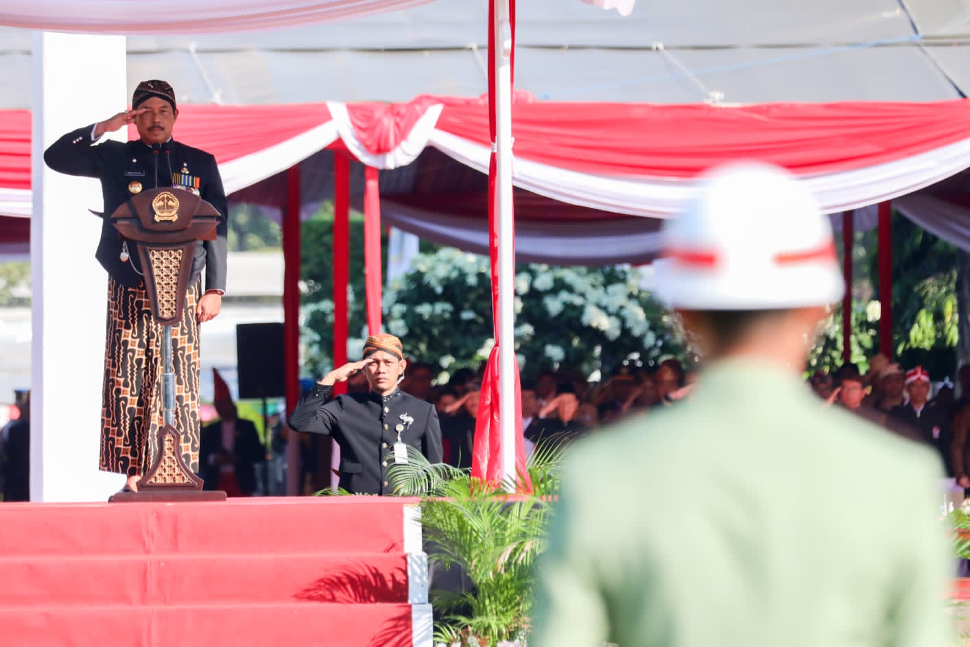 Penjabat (Pj) Gubernur Jawa Tengah, Nana Sudjana dalam upacara pengibaran bendera peringatan Hari Ulang Tahun (HUT) ke-79 Republik Indonesia (RI) Tahun 2024 di Lapangan Pancasila, Kota Semarang,  Sabtu (17/8/2024).