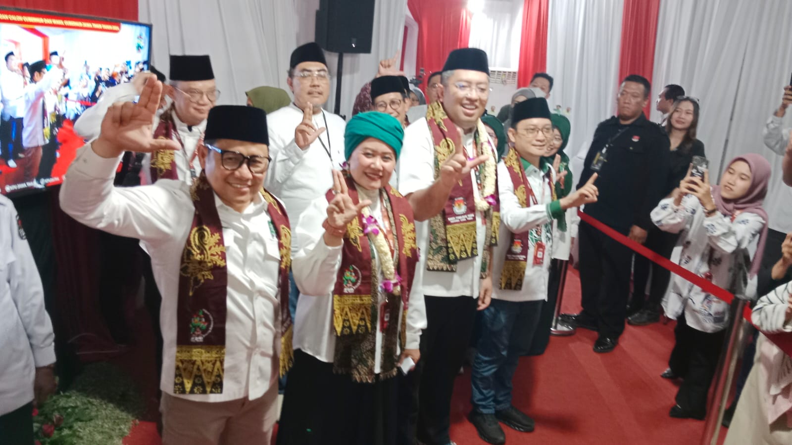 Pasangan Luluk Nur Hamidah dan Lukmanul Khakim Resmi Daftar ke KPU Jatim Sebagai Calon Gubernur dan Wakil Gubernur 2024-2029