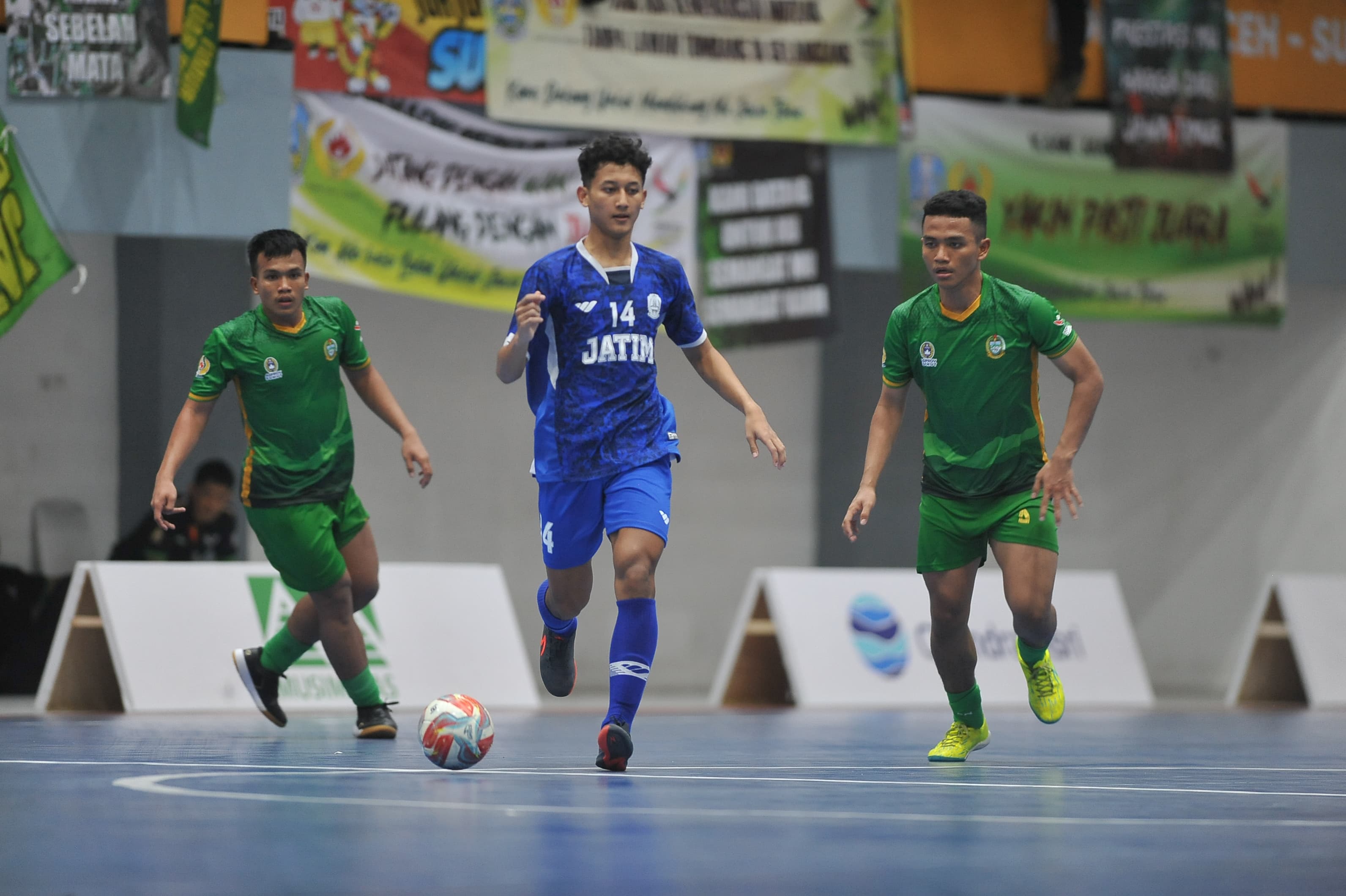 Tim futsal putra Jawa Timur berhasil mengalahkan tim tuan rumah Sumatera Utara dengan skor 2-1 dalam pertandingan yang berlangsung di GOR Futsal Disporasu pada Rabu (4/9)