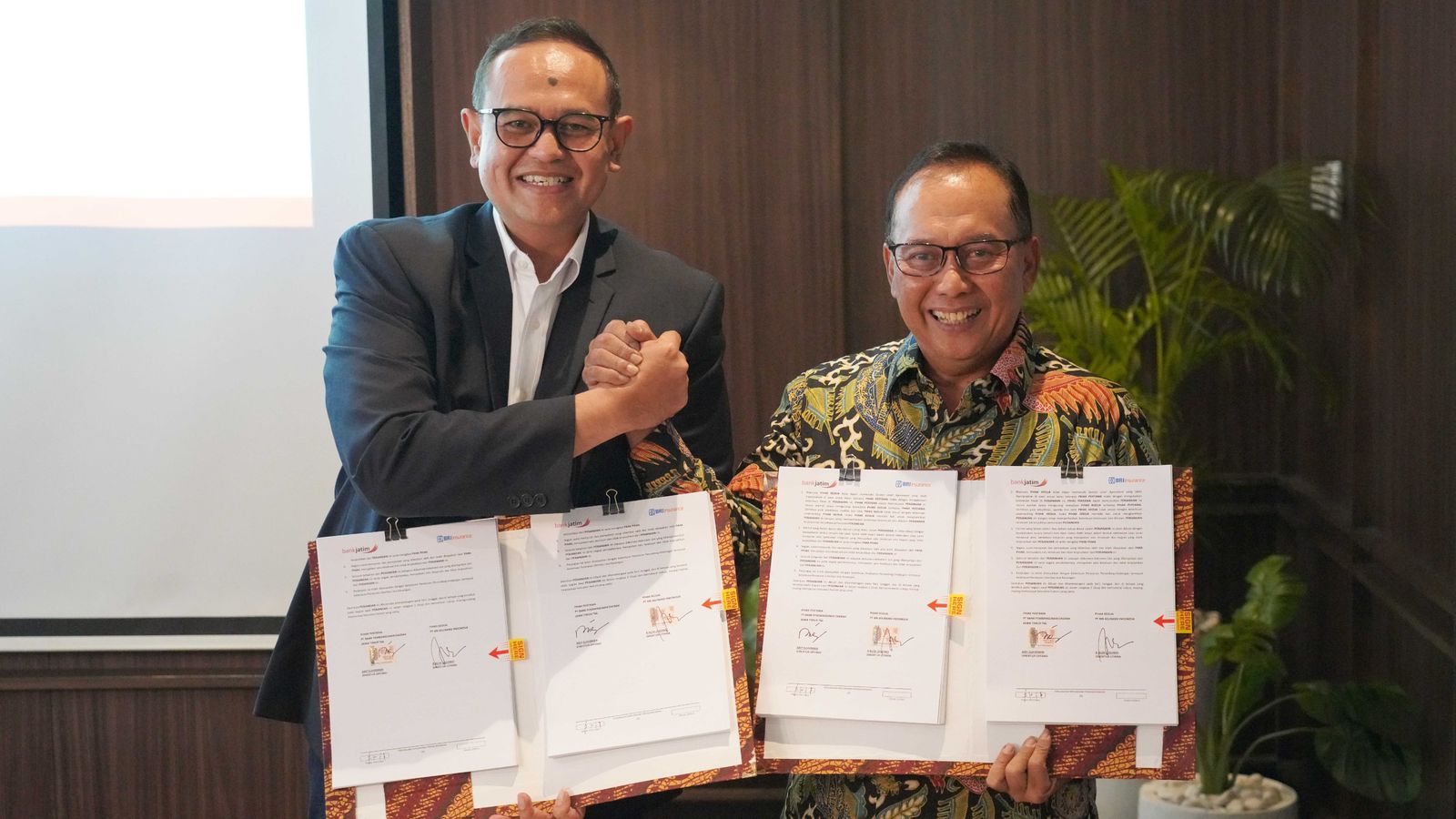 Direktur Operasi bankjatim Arif Suhirman dan CEO BRI Insurance Budi Legowo