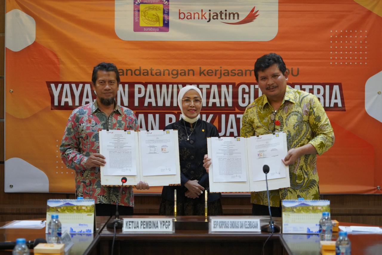 SEVP Korporasi, Sindikasi, dan Kelembagaan bankjatim Koerniawan Prijambodo dan Ketua Pengurus Yayasan Pawiyatan Gita Patria H.M. Budi Djatmiko 