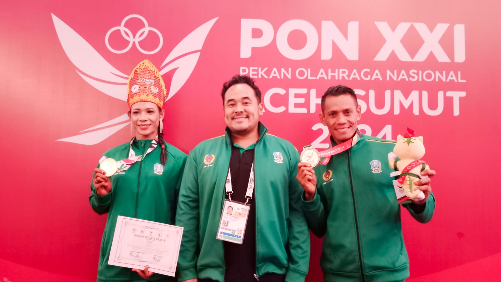 binaragawan Jawa Timur Slamet Haryanto (kanan), Raja Siahaan dan Firma usai pertandingan
