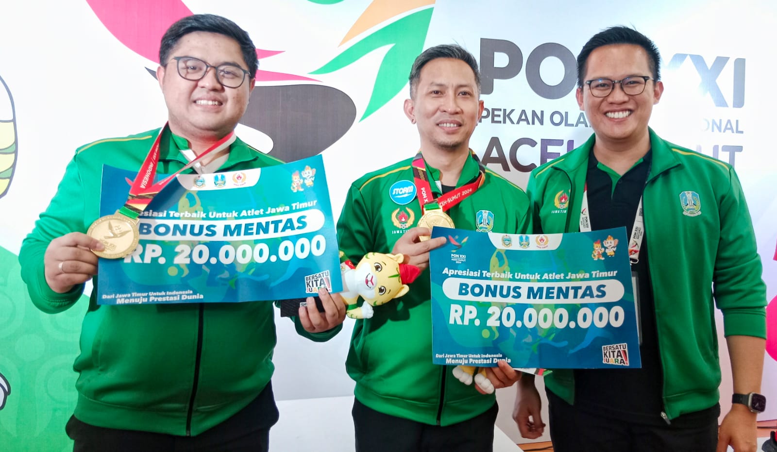 Dua peboling andalan Jatim, Ryan Leonard Lalisang dan Billy M Islam saat menerima bonus dari KONI Jatim setelah memperoleh medali emas pada PON XXI Aceh-Sumut 2024, Rabu (11/9/2024).