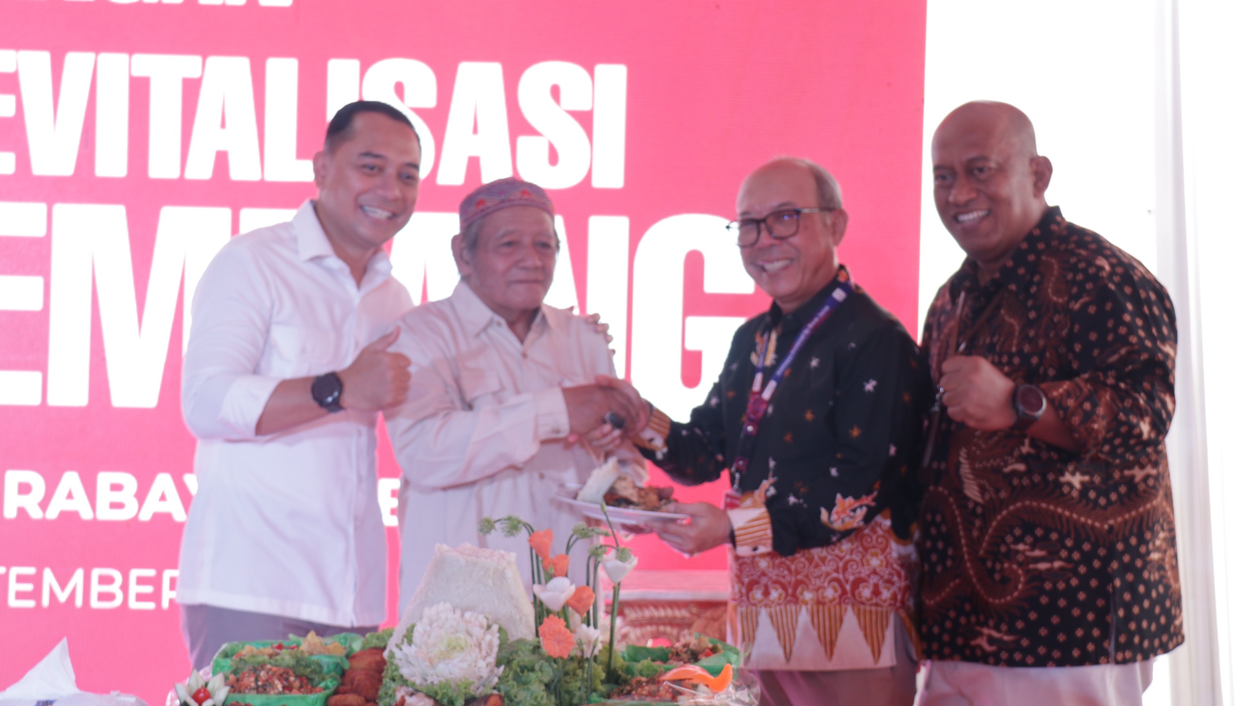 Direktur Mikro, Ritel, dan Menengah bankjatim R. Arief Wicaksono dan Wali Kota Surabaya Eri Cahyadi pada hari Rabu (11/9).