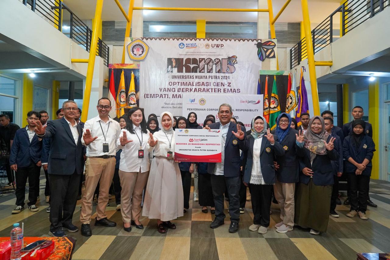 penyerahan beasiswa secara simbolis oleh Pemimpin Cabang bankjatim HR Muhammad Rika Agustini kepada Rektor Universitas Wijaya Putra Budi Endarto saat kegiatan pengenalan mahasiswa baru pada hari Rabu (11/9).
