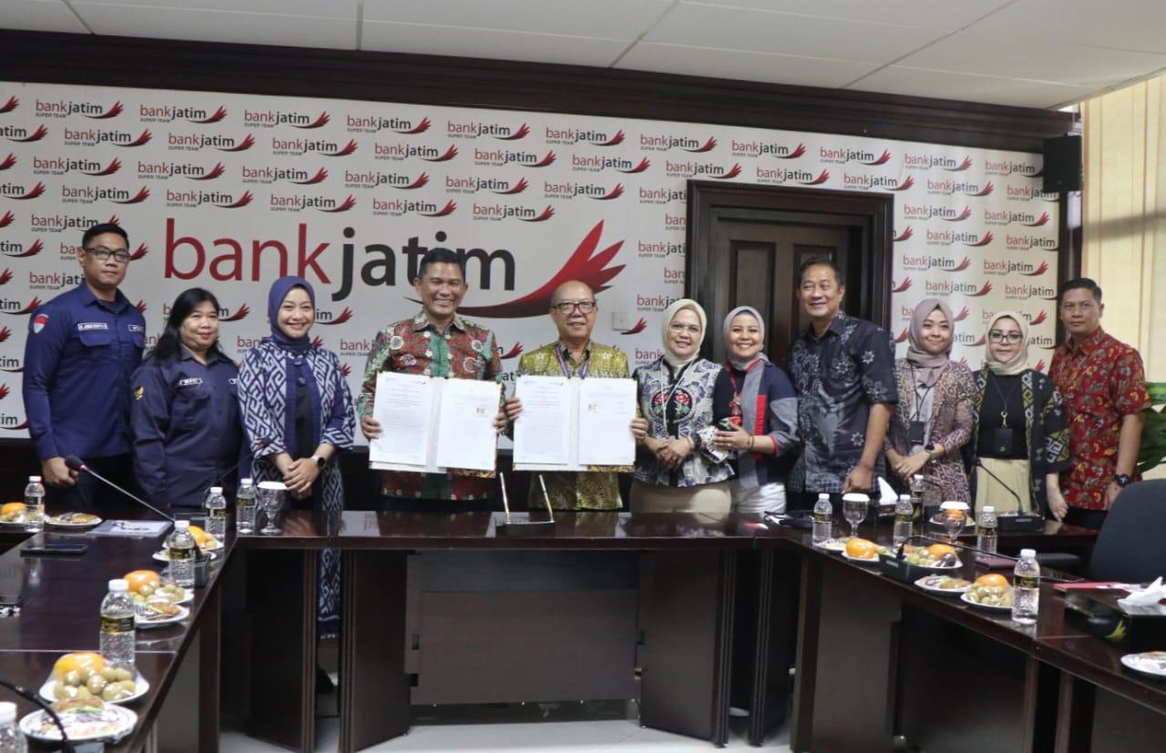 Direktur Mikro, Ritel, dan Menengah bankjatim R. Arief Wicaksono dan Sekretaris Utama BP2MI Rinardi.