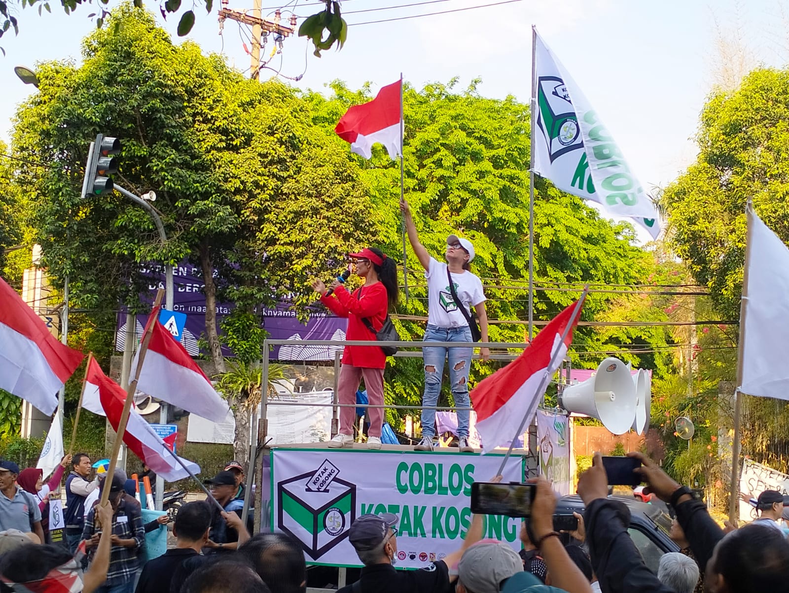 Sejumlah warga yang tergabung dalam Gerakan Coblos Kotak Kosong Surabaya menggelar deklarasi dukungan di depan Gedung DPRD Surabaya pada Selasa (17/9)