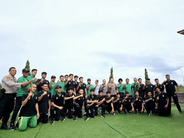 Kabid Propam Polda Aceh Kombes Pol Eddwi Kurniyanto foto bersama Tim Sepakbola Jatim yang sukses merebut medali emas PON XXI 2024.